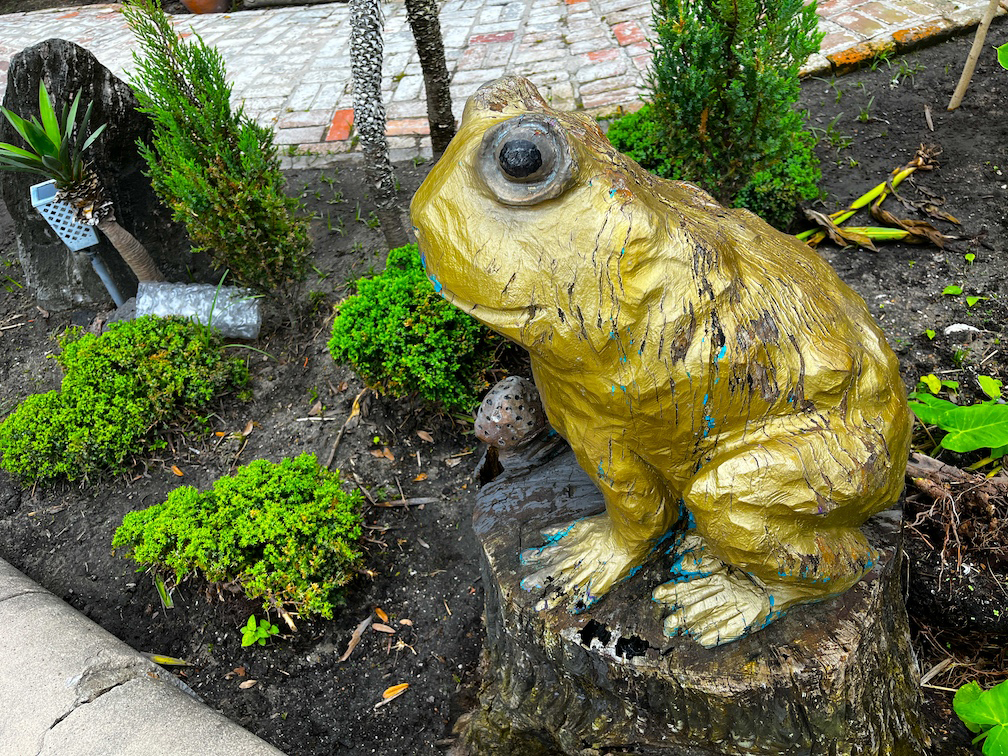toad sculpture